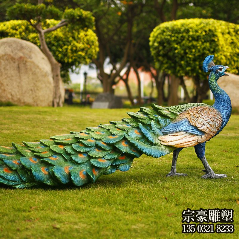 草地上一直拖著長(zhǎng)尾巴的玻璃鋼彩繪孔雀雕塑